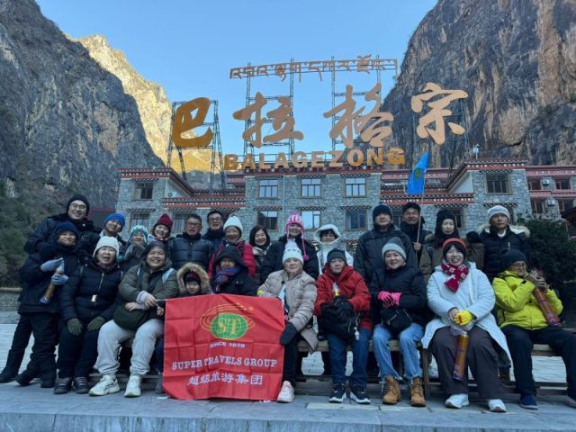 Super Travels tour group at Balagezong scenic area, Shangri-La, Yunnan